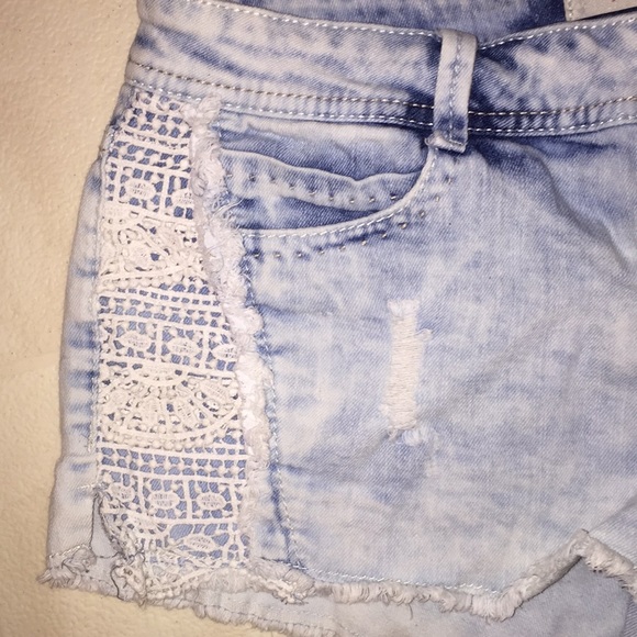 Shorts with Crochet on sides - Picture 2 of 3
